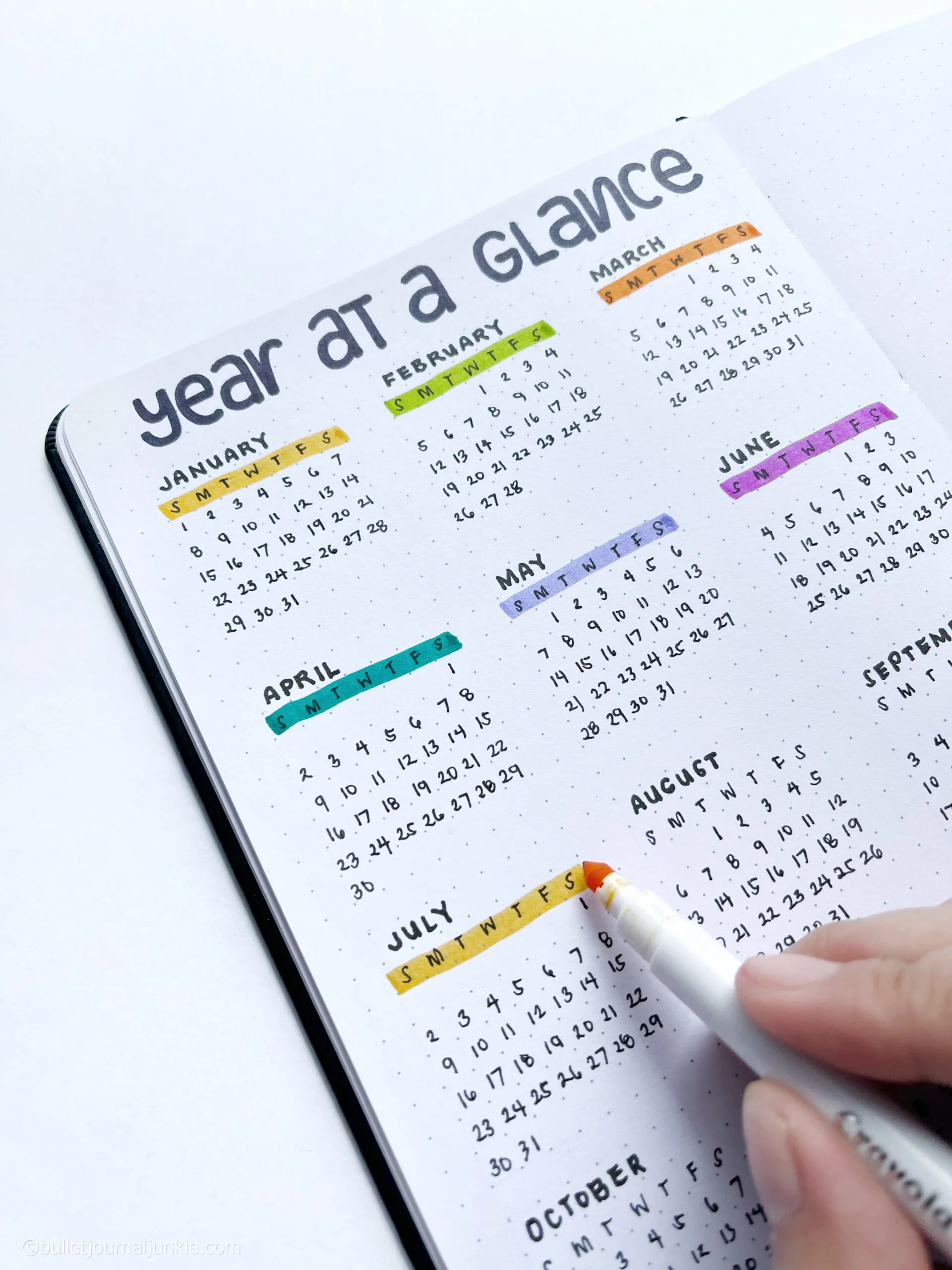 Highlighting the days of the week with different colors in the year at a glance bullet journal layout.